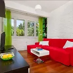 Put Meja Apartment Split