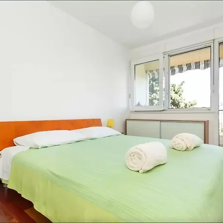 Put Meja Apartment Split