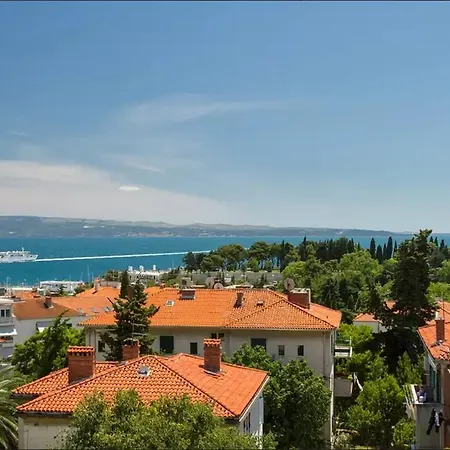 Apartment Put Meja Split