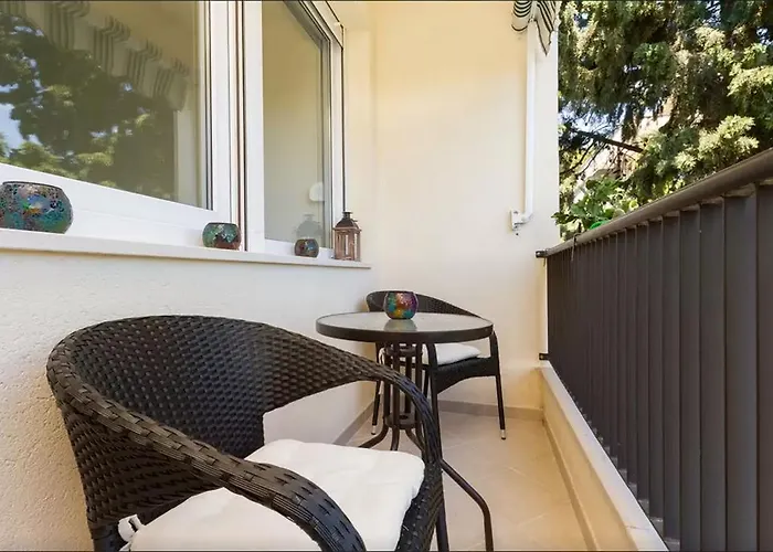 Put Meja Apartment *