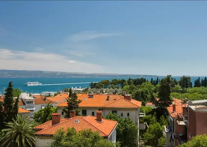 Apartment Put Meja Split